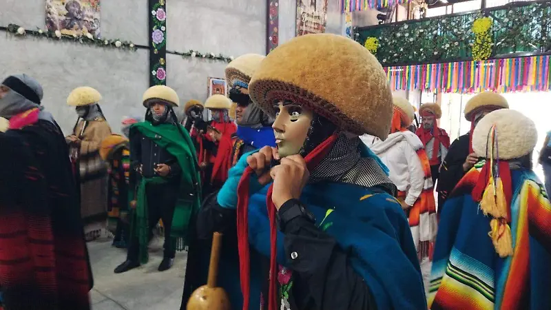 Llegan temprano a la casa del patrón para recorrer el último día de fiesta 