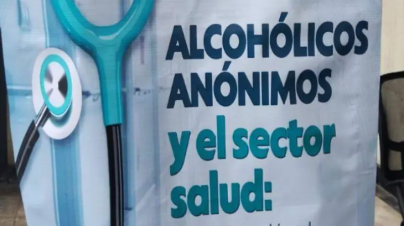 Alcohólicos anónimos realizan un programa de recuperación para alcohólicos 