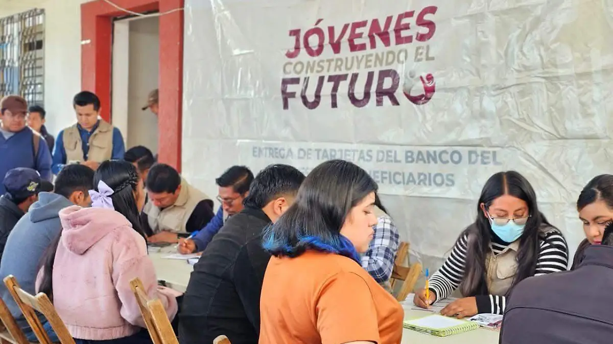 Becas de programas sociales frenan empeños, dice especialista