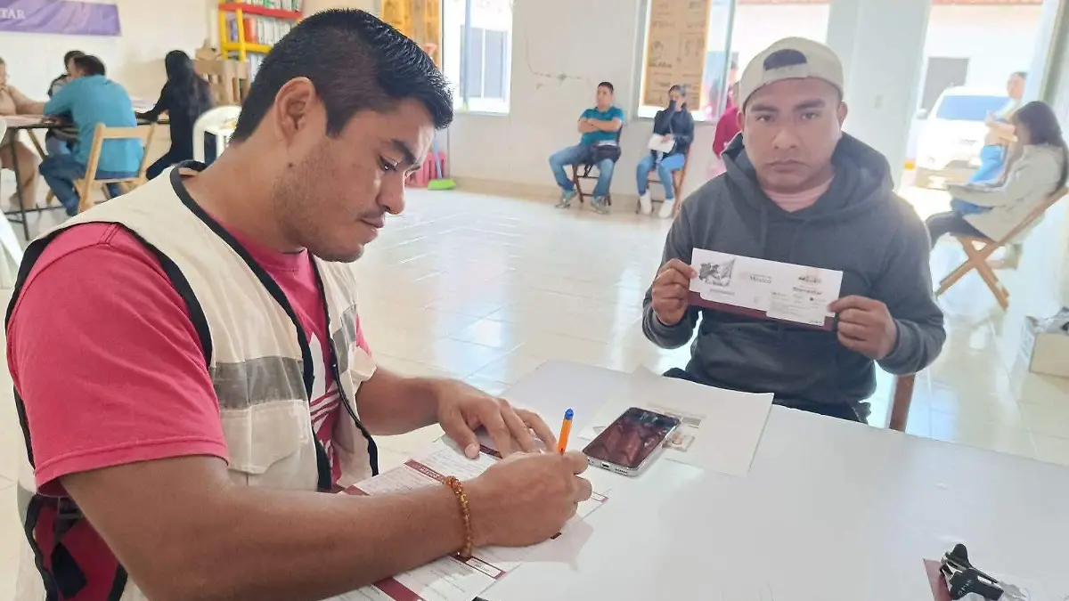 Bajan empleos, pero disminuyen compras, programas sociales causan buen impacto