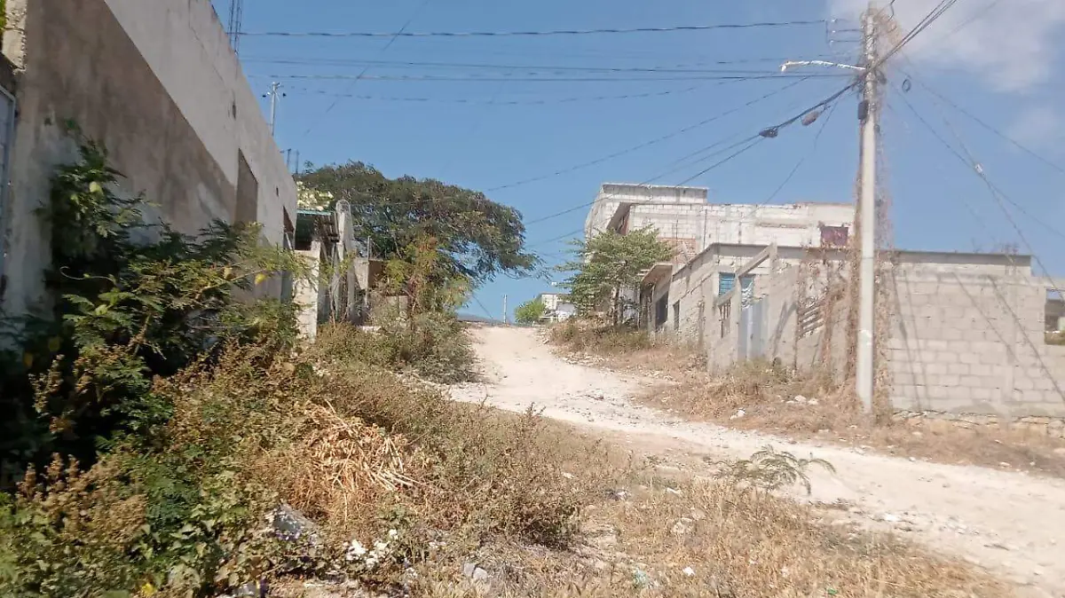Calles enmontadas, pedregosas y abandonadas 