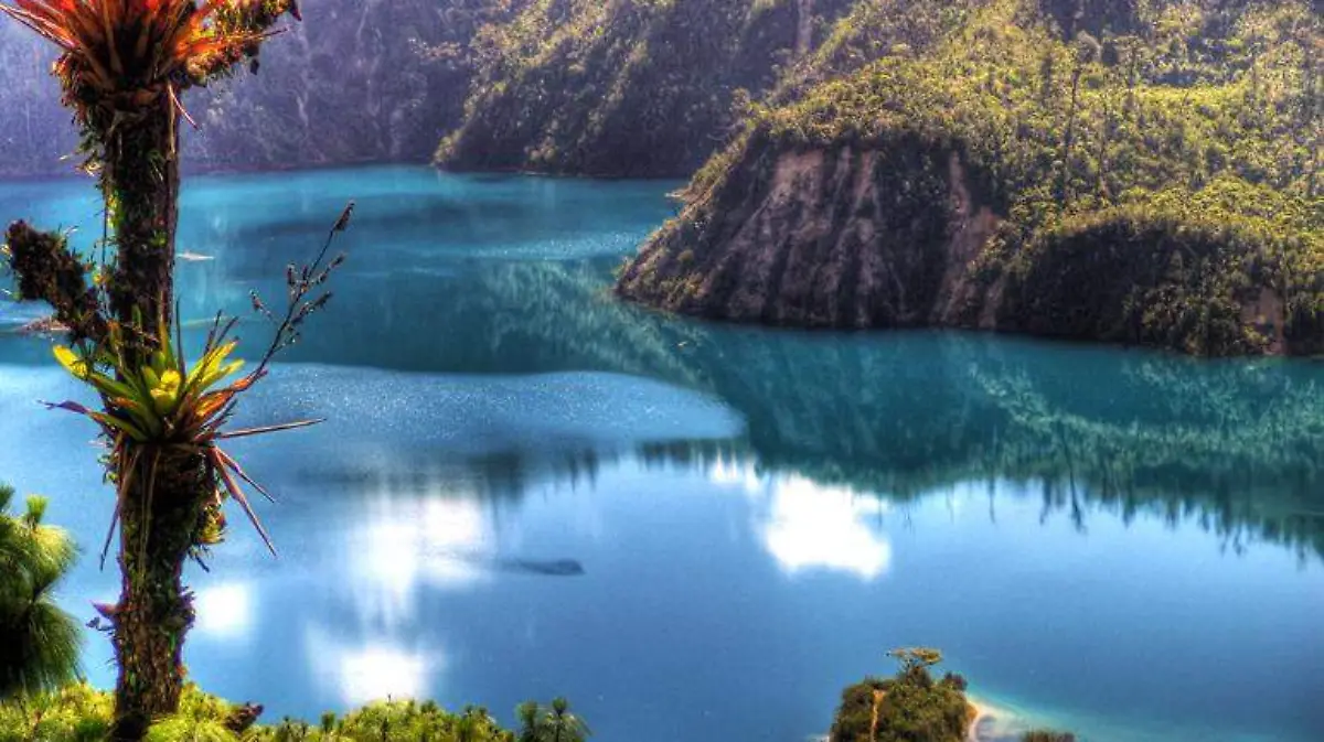 Laguna,_Tziscao,_Chiapas_(16076823334)