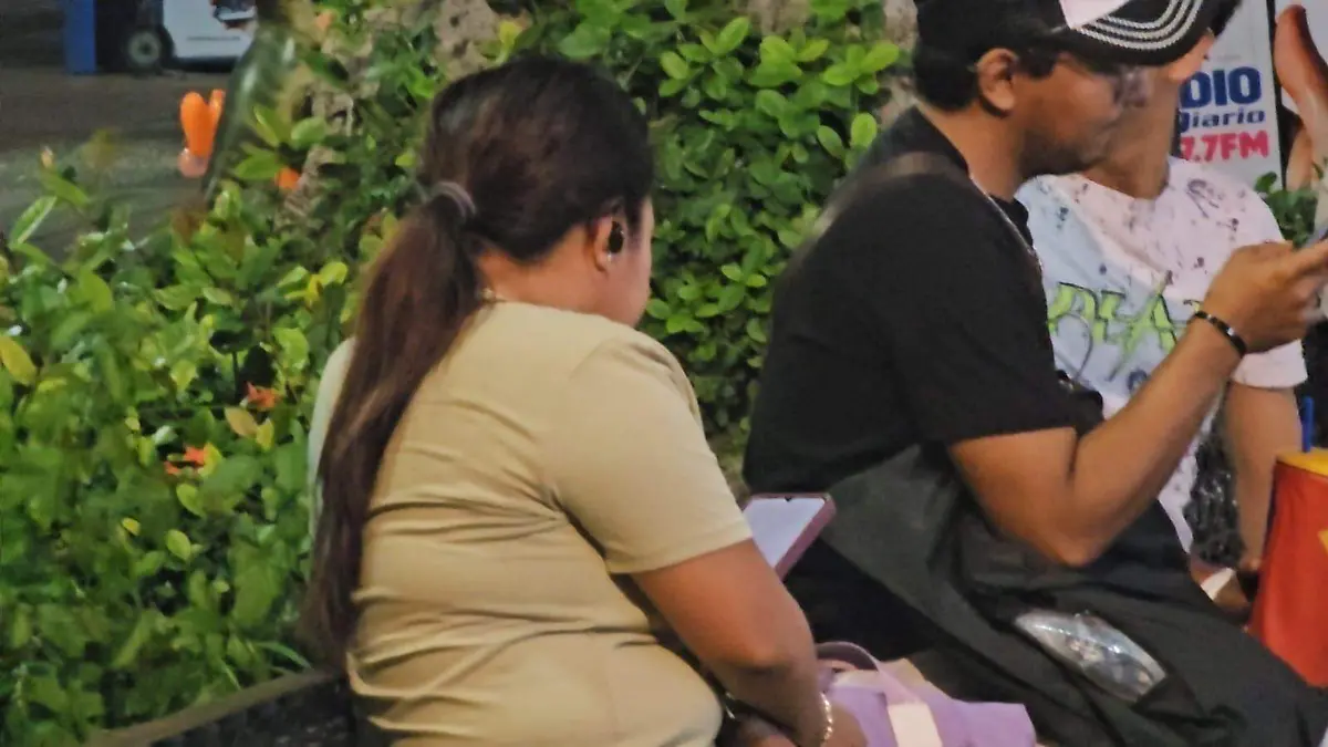 El celular, al alcance de todos, en la plaza las juventudes atentos a las redes sociales 