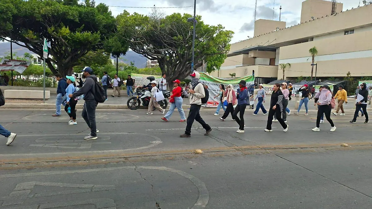 Tuxtla  Maestros indígenas bloqueos manifestaciones plazas