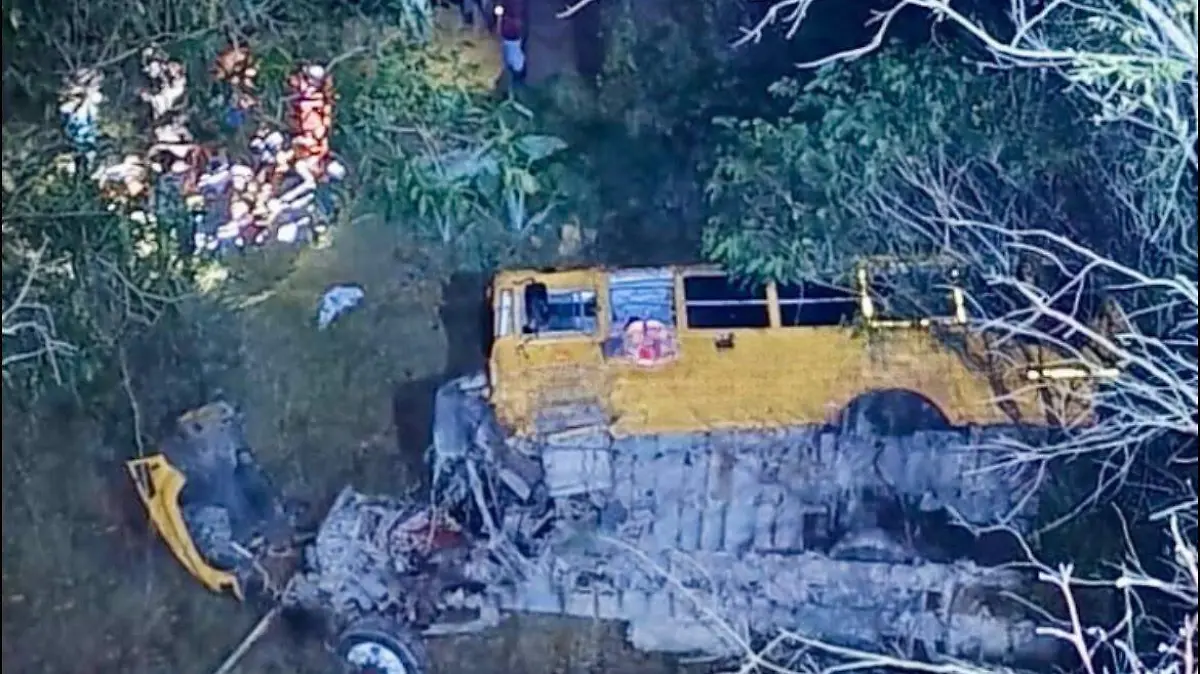 camion cae a barranco