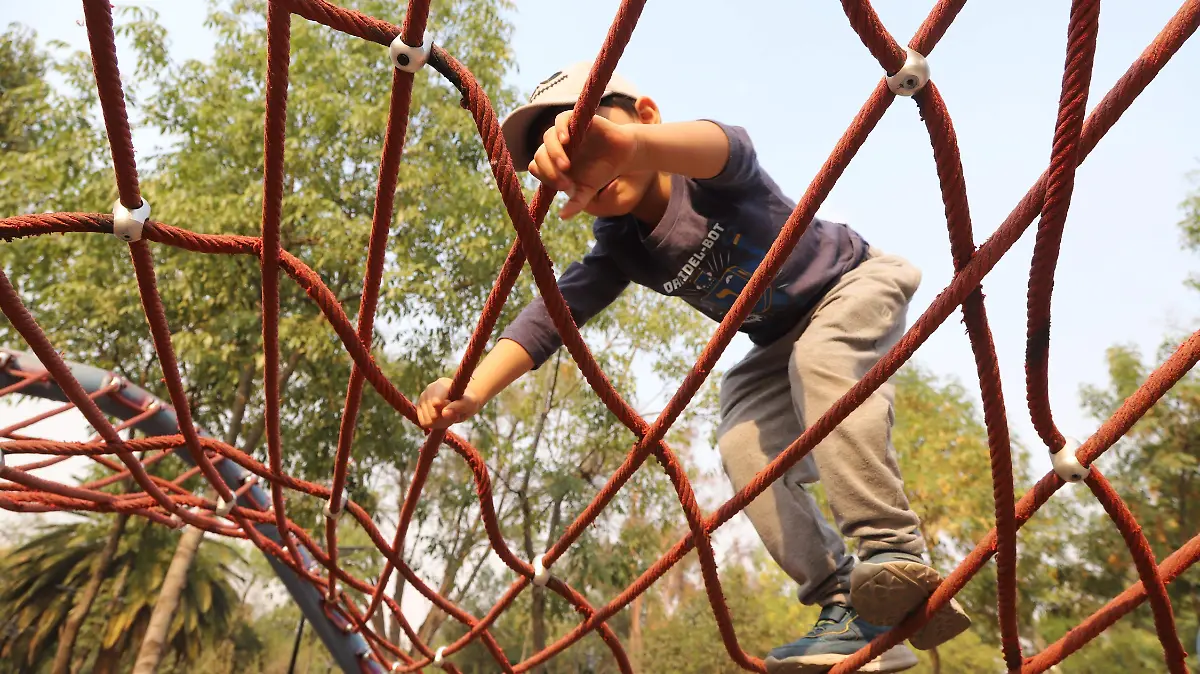 973769_Niños jugando en parque_impreso