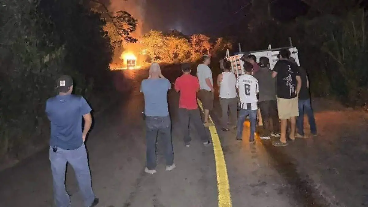 Incendio moto con carro
