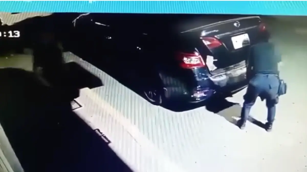 policias revisando auto