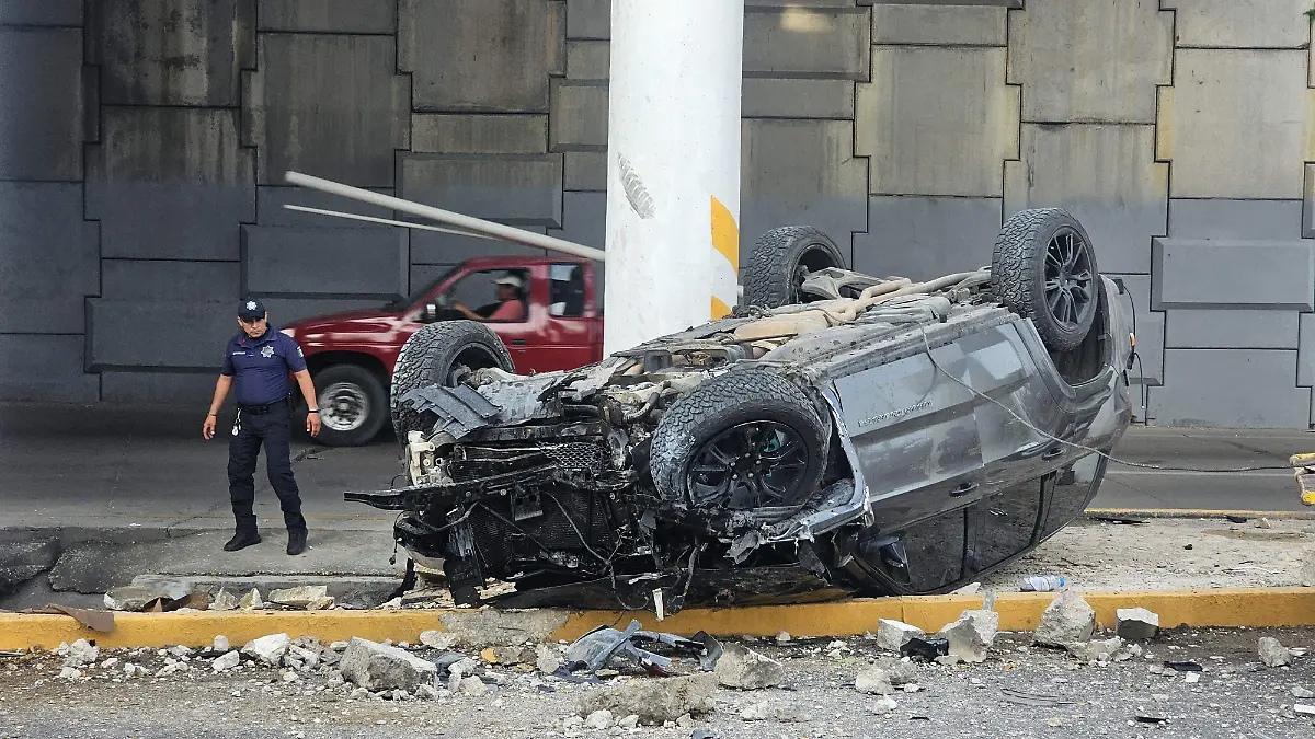 Automóvil cae de puente vehicular
