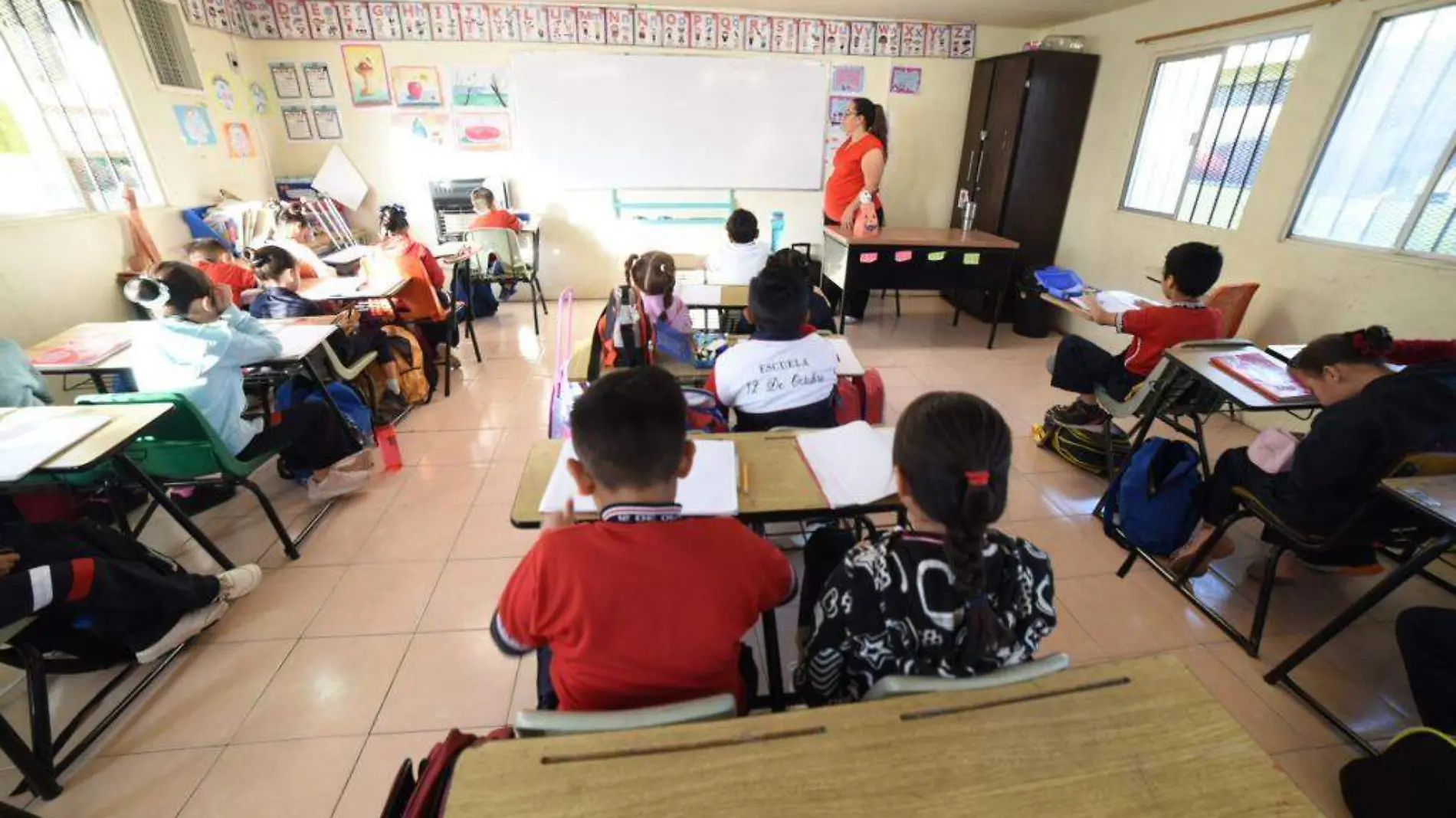 salón de clases estudiantes alumnos escuela 