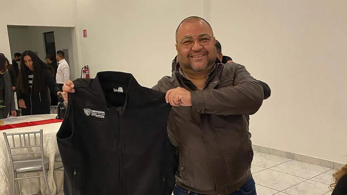 entregan uniformes a conductores de Bowí