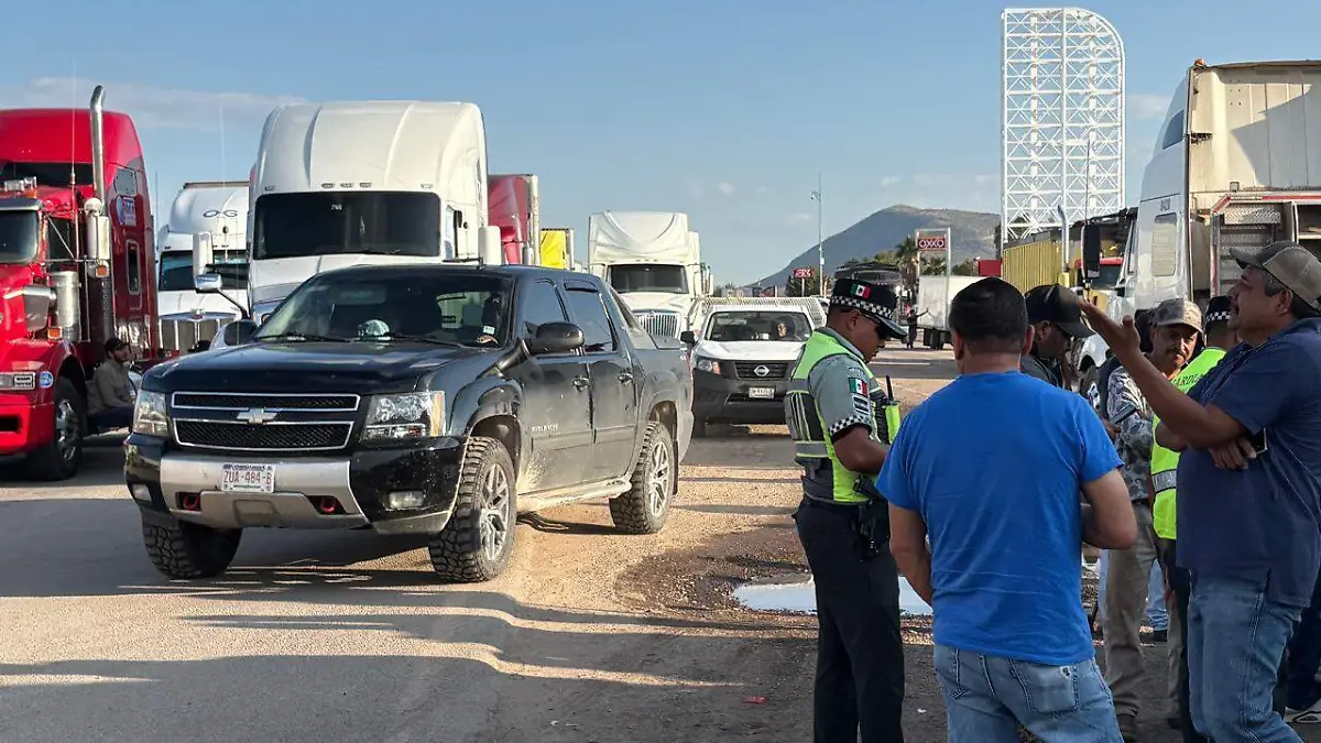 Transportistas se manifiestan _ oficinas de la Guardia Nacional