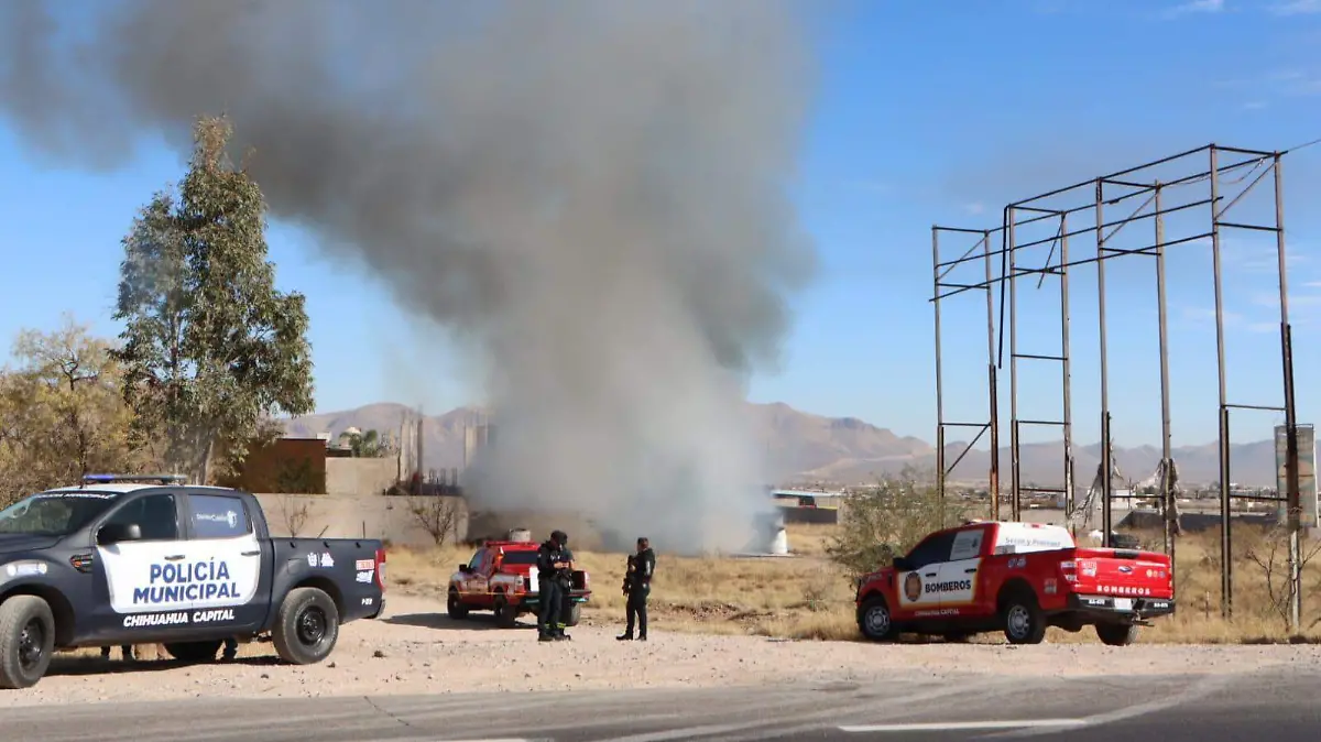 movilización incendio bomberos recicladora policías patrulla