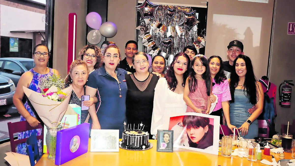 PRINCIPAL La festejada con familia y amigas_CMYK