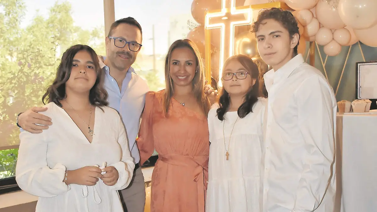 PRINCIPAL alondra con papas y hermanos escobar legapy (1)_CMYK