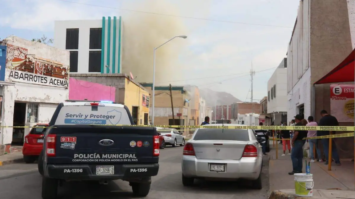 movilización cordón policial incendio fuego humo edificio