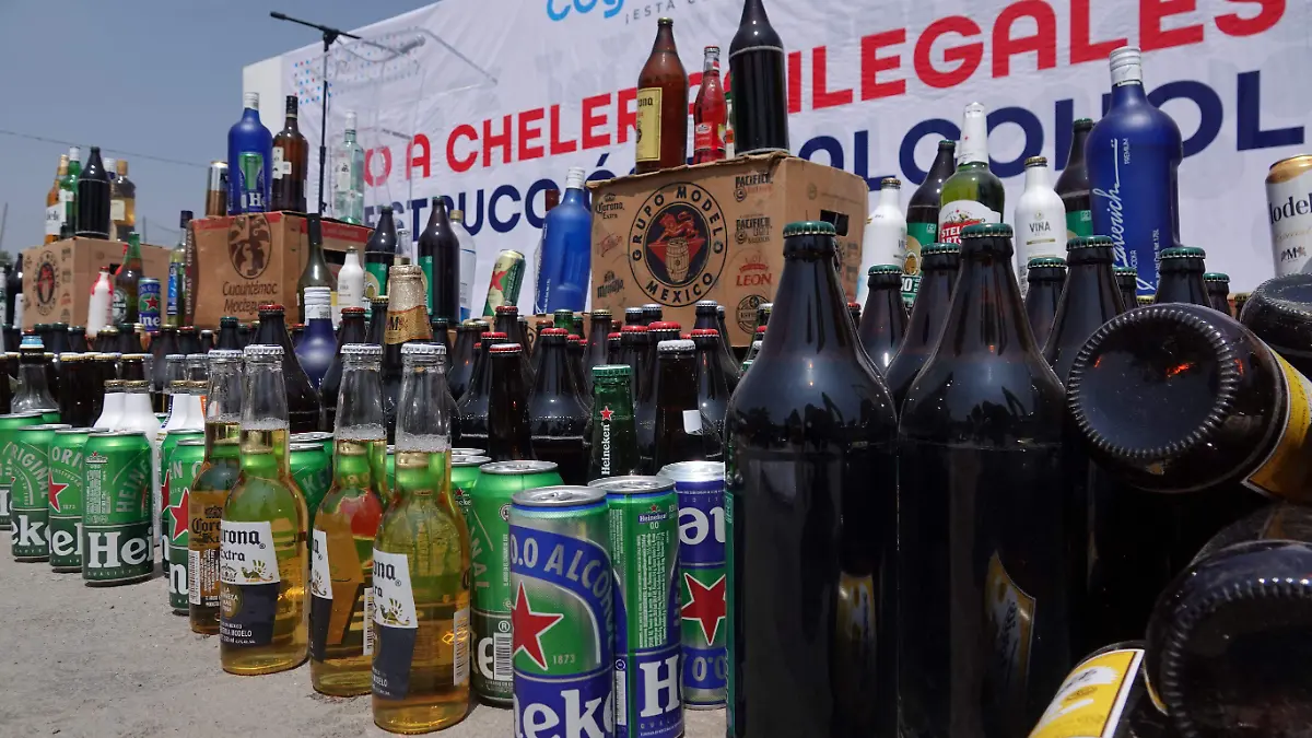 botellas de alcohol decomisado cervezas envases 