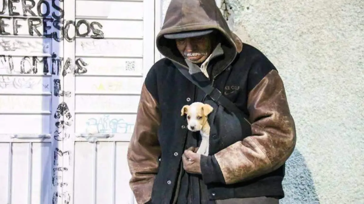 clima frío señor con su perrito