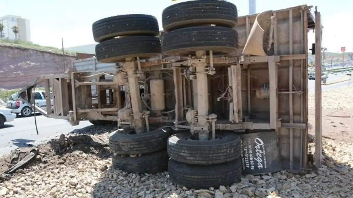 VUELCA CAJA REMOLQUE CARGADA DE ARENA EN PERIFERICO DE LA JUVENTUD Y HADA