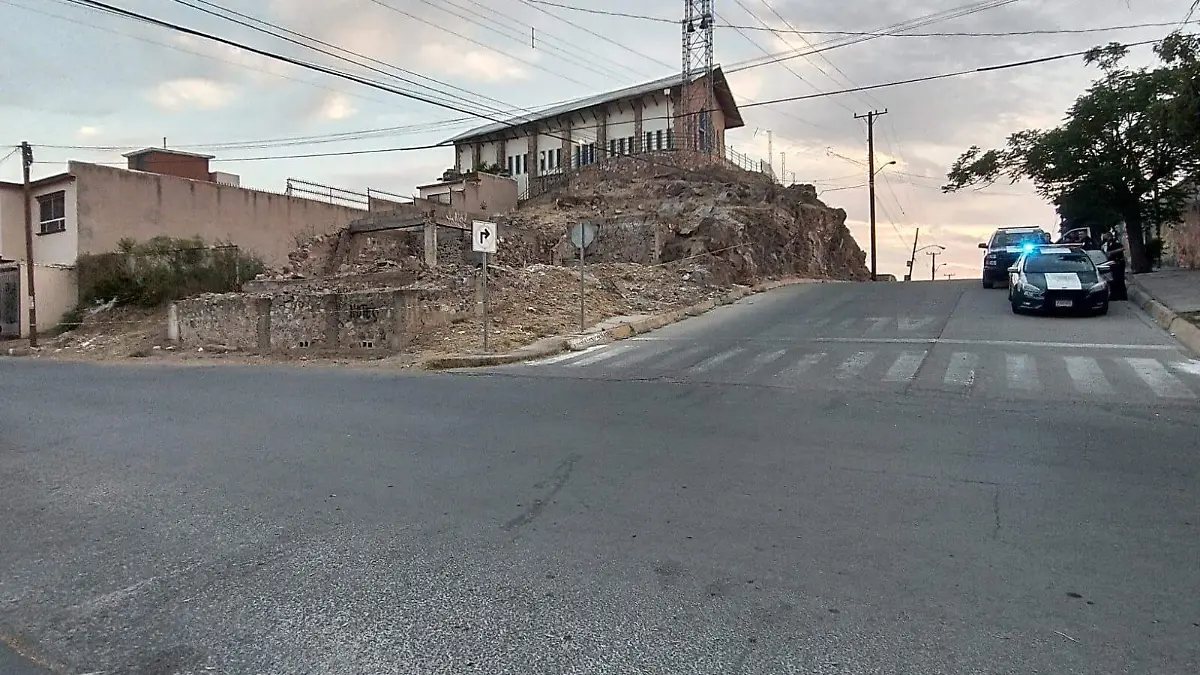 hombre sin vida en la vía pública