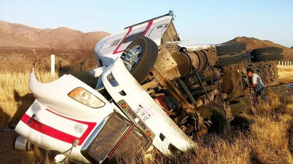 Vuelca trailer en la carretera a Delicias