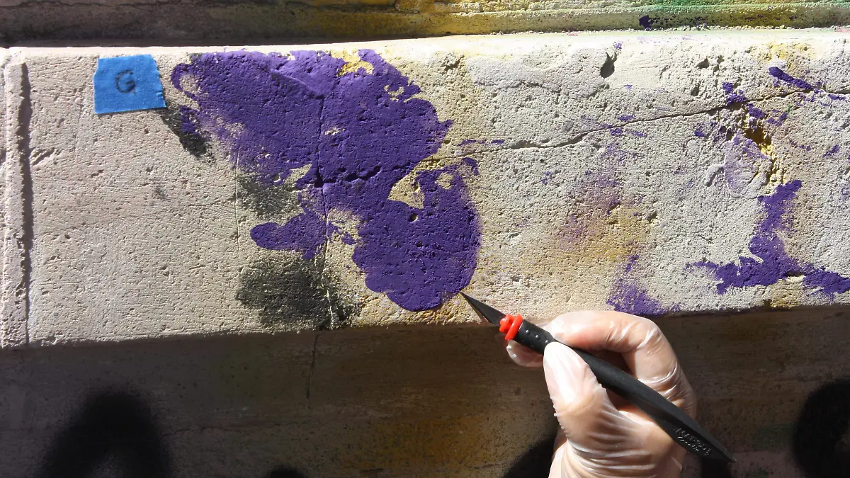 Especialistas realizan el trabajo de restauración