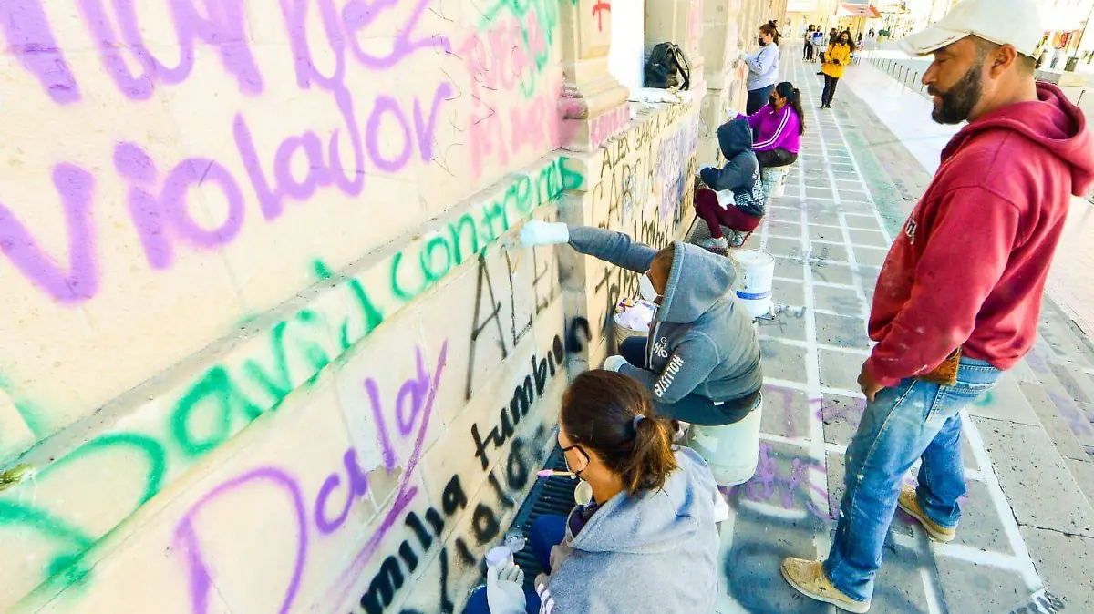 pintas de mujeres están siendo limpiadas