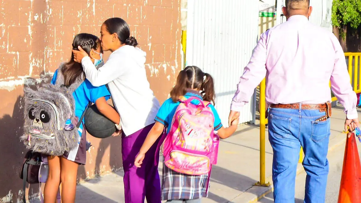 Regreso a clases estudiantes alumnos padres de familia 