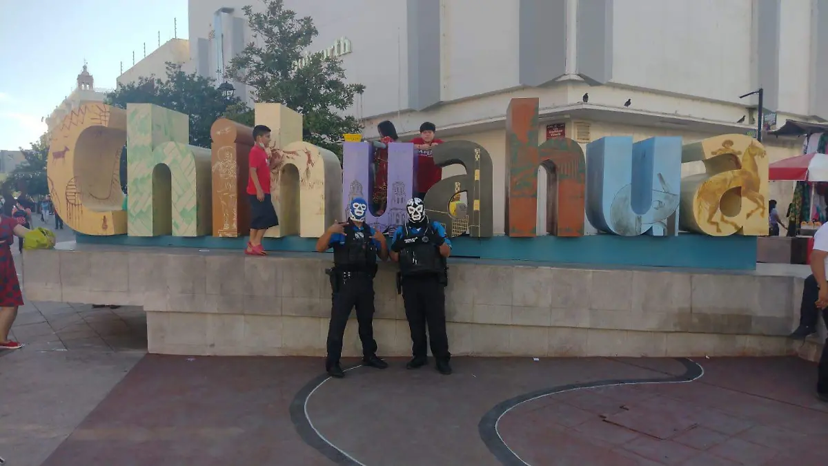 agentes en el centro cn los niños