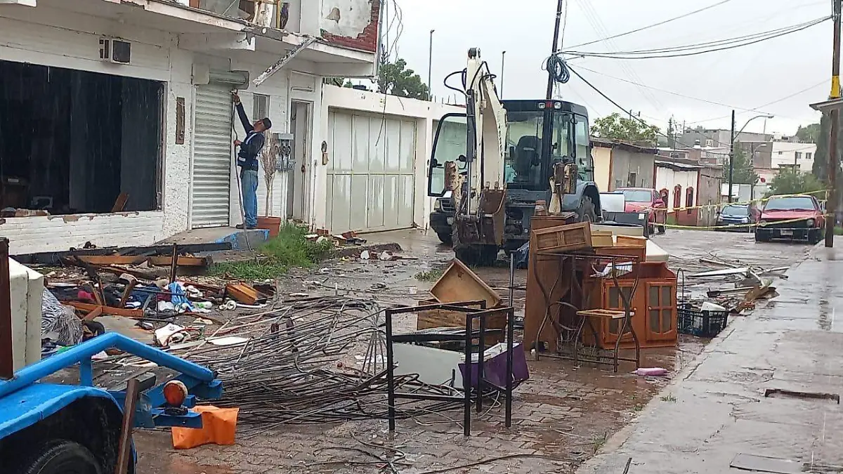 escombros de explosion en la zarco