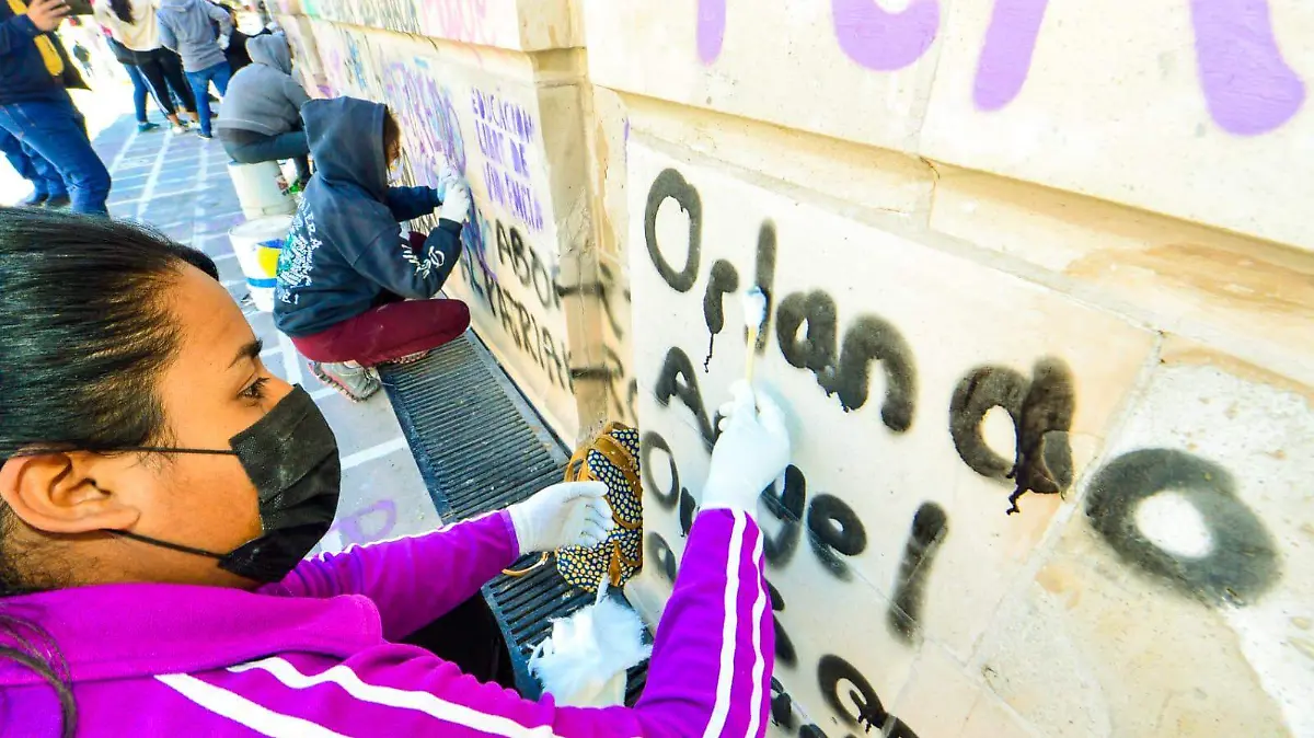 pintas de mujeres son retirados