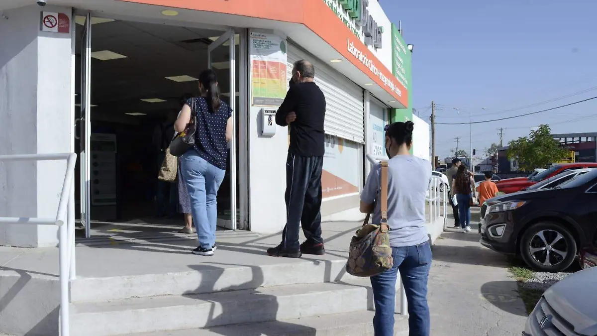 filas para pruebas covid