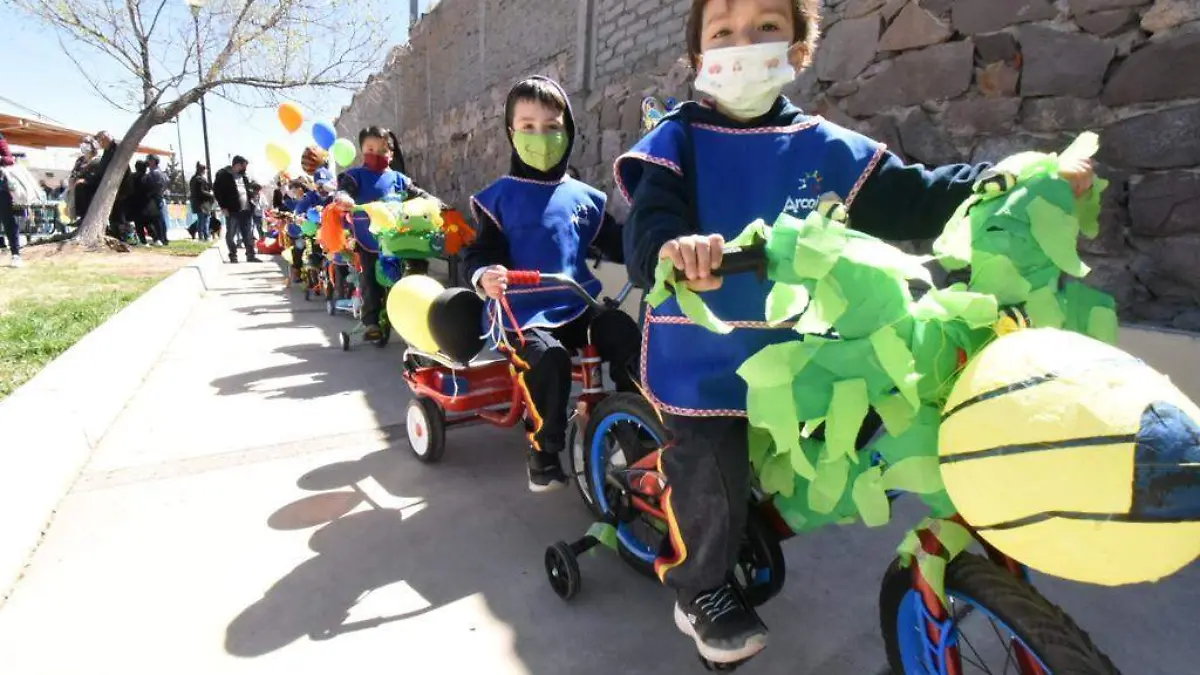 niños en desfile