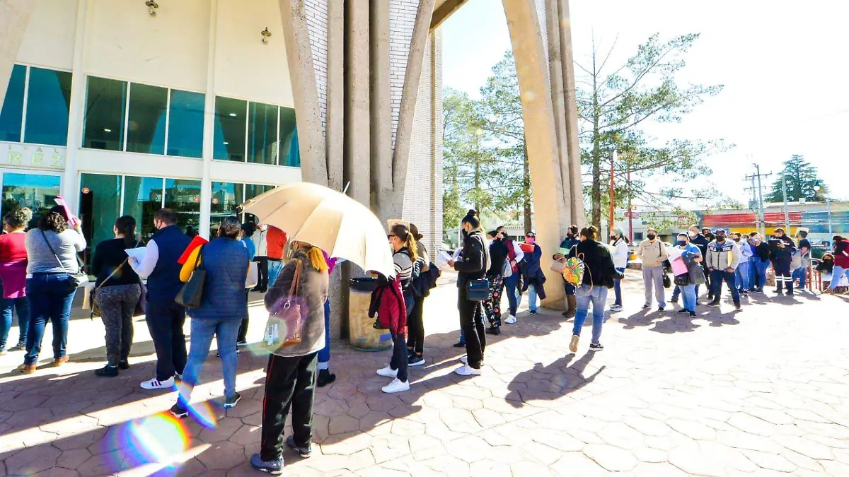 hacen fila para becas