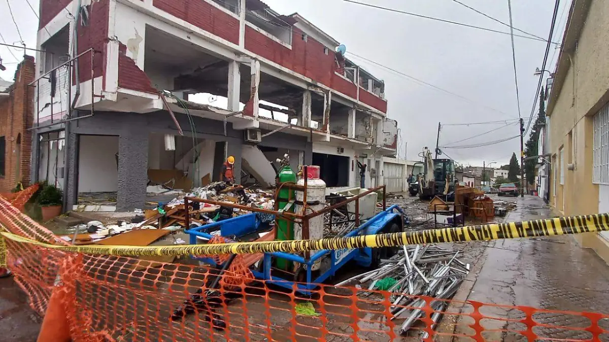 escombros por explosion en la zarco