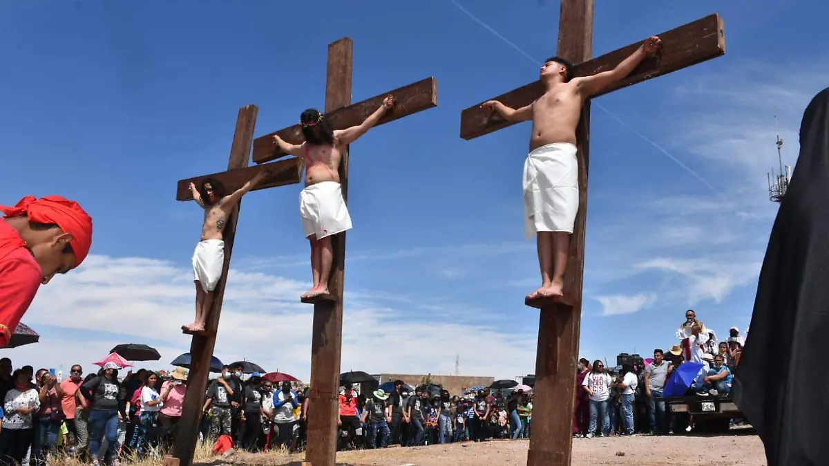 viacrucis crucificados