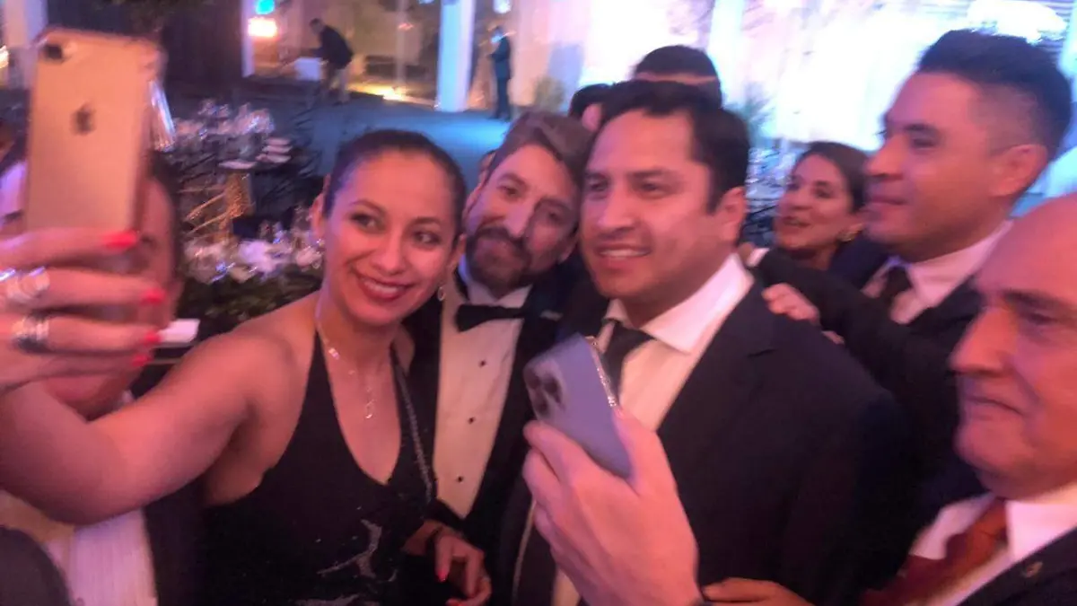 Sorprende llegada de Julión Álvarez a evento de Concanaco 1