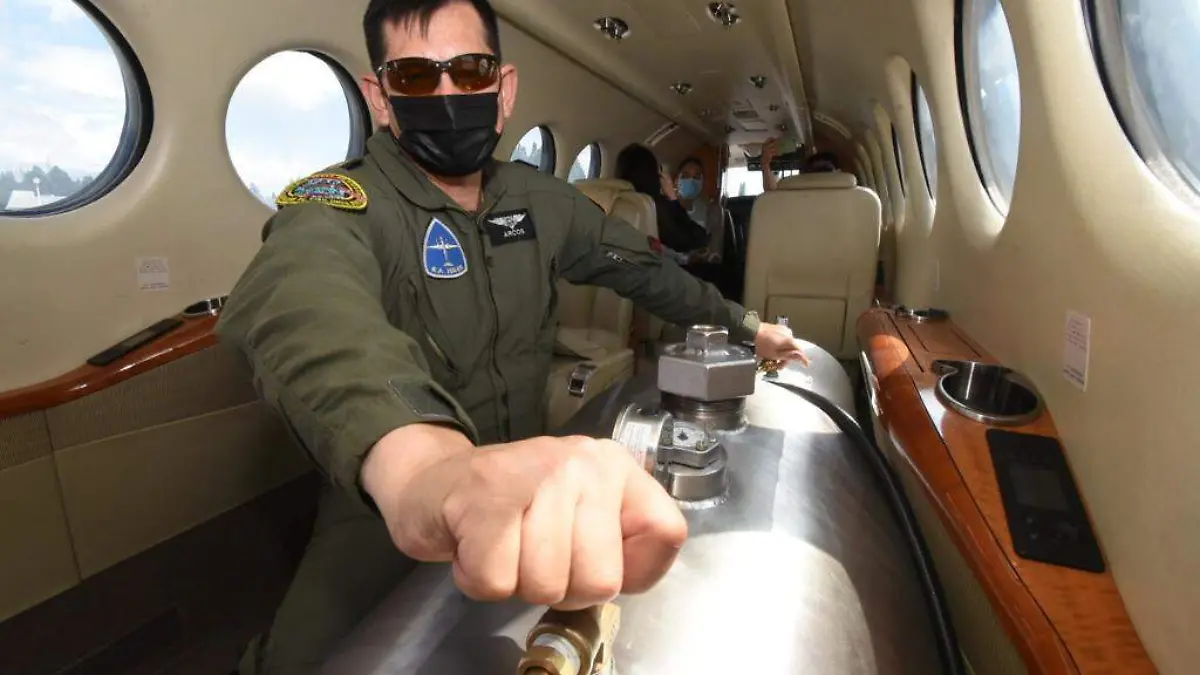 bombardeo de nube en avión