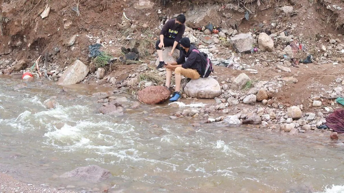 estudiantes cruzan arroyo