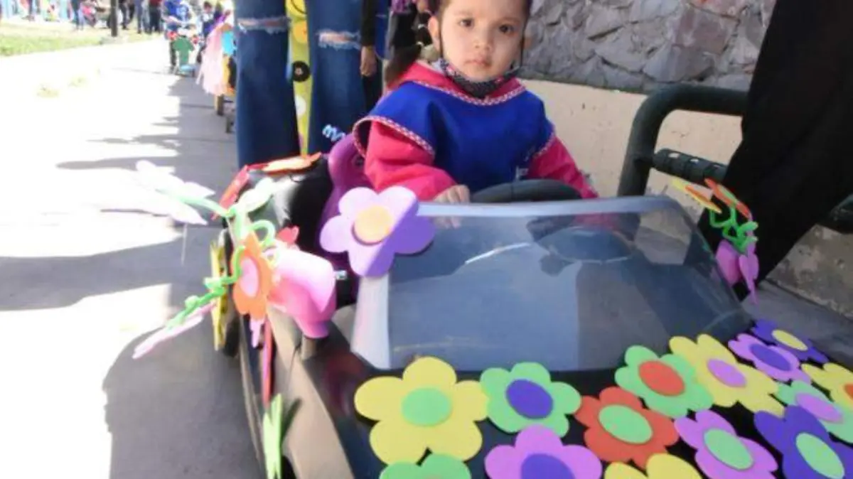 niños en desfile primaveral