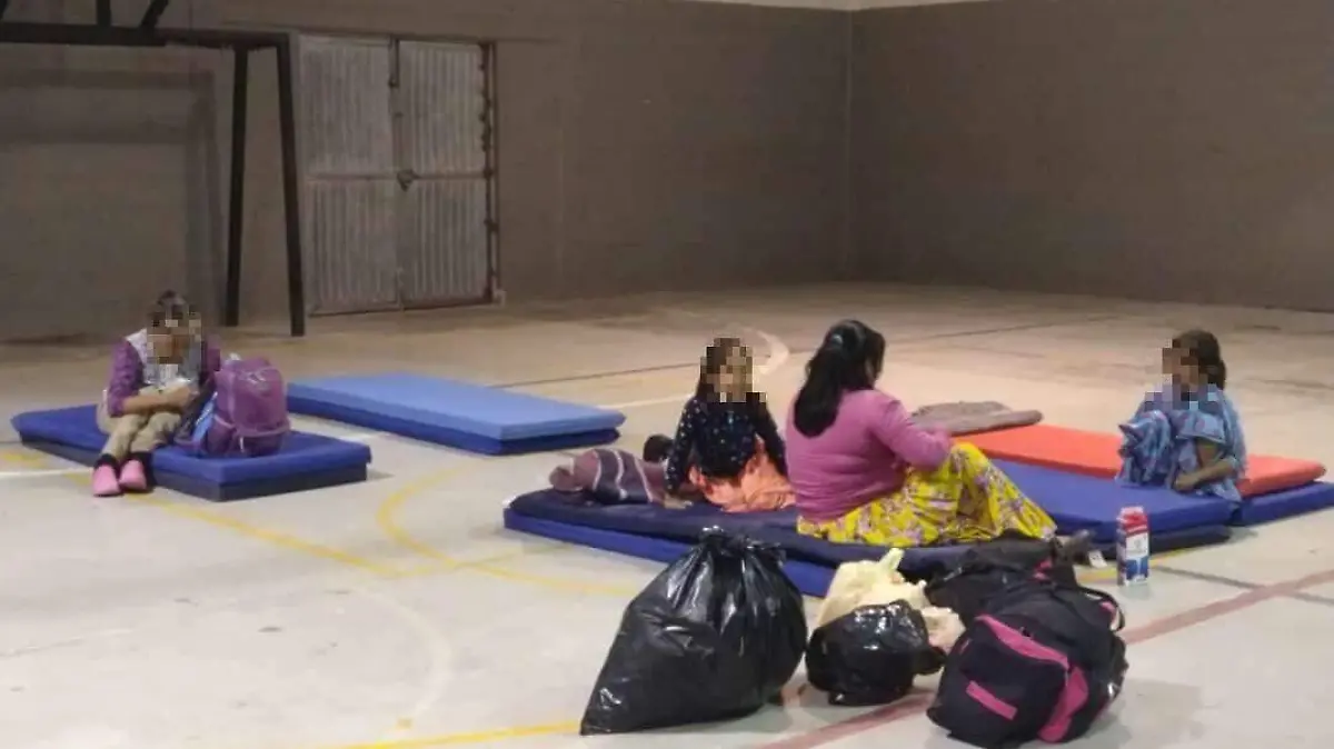 personas en refugios temporales