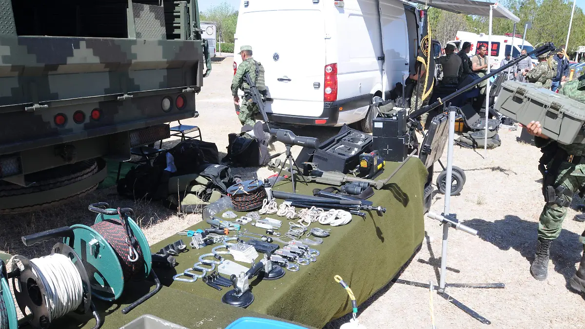 simulacro de bomba en un avion (28)