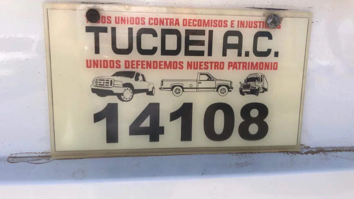 Aseguran vehículo robado y que portaba engomado