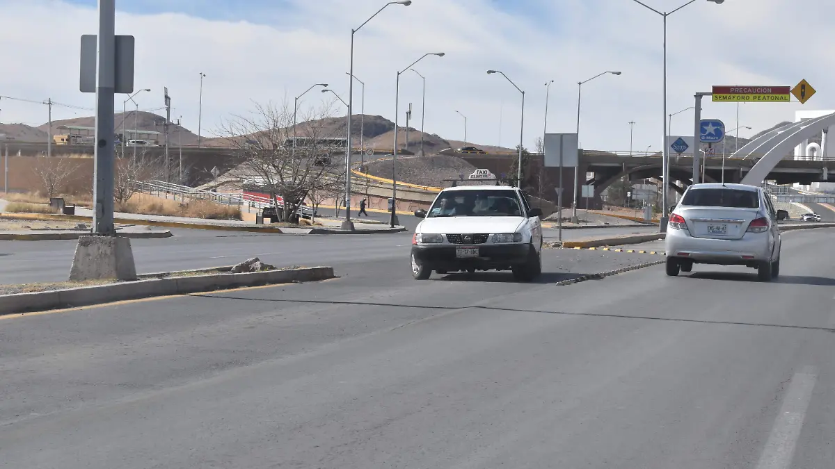 TAXI AGARRA VUELTA PROHIBIDA EN HOIMERO Y COLON  (1)