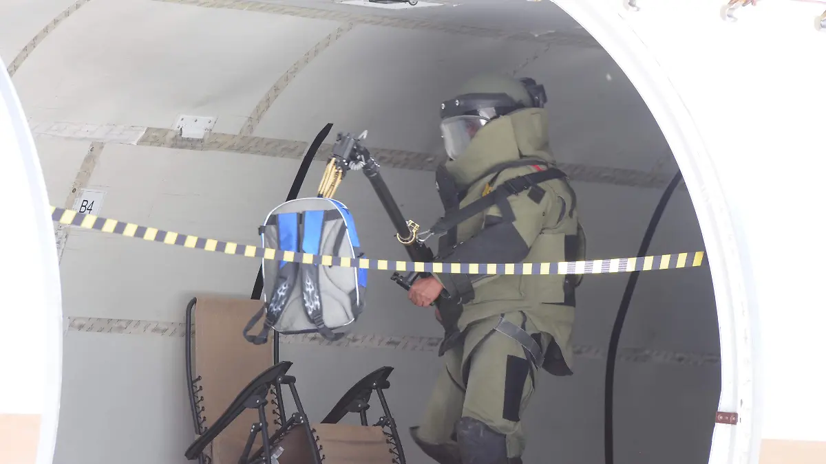 simulacro de bomba en un avion (81)