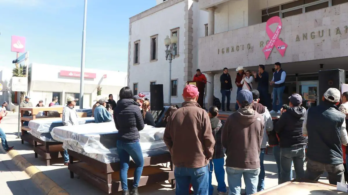 1 Entregan apoyos a 15 familias damnificadas a causa de las lluvias