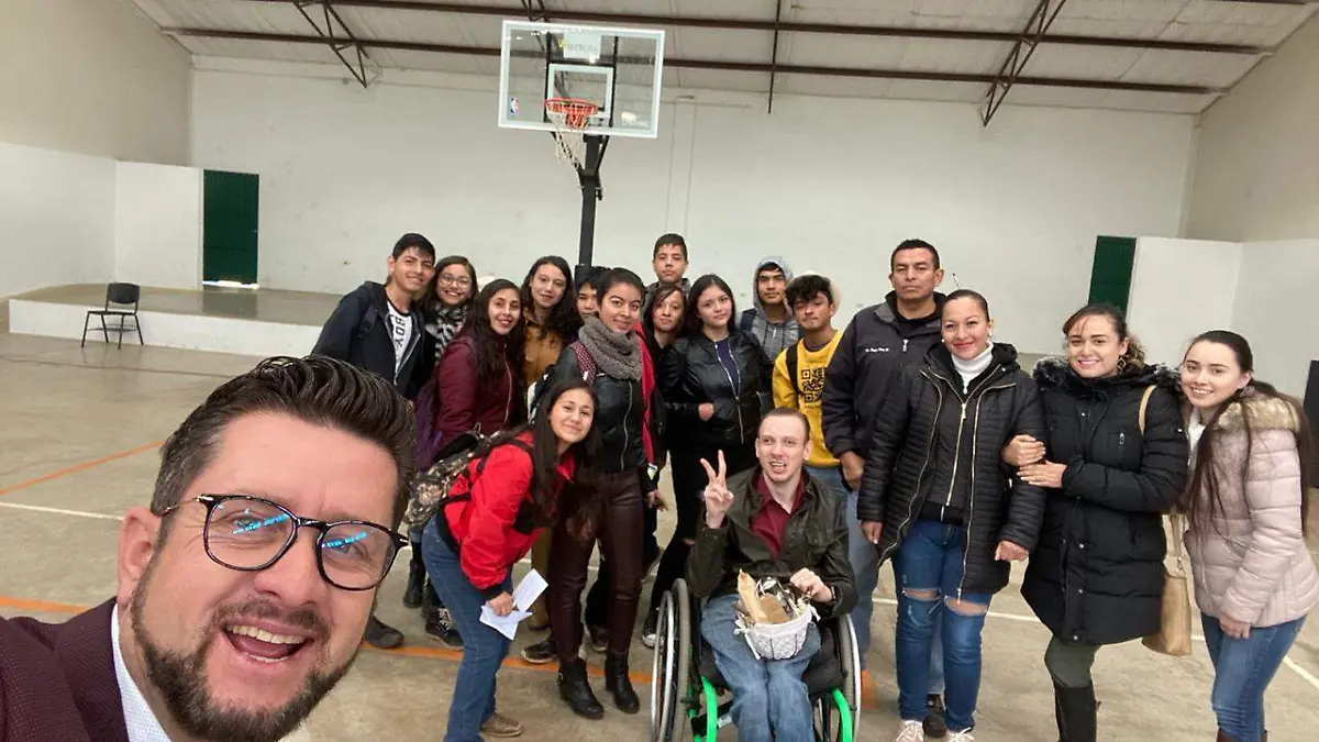 1 Empresarios menonitas de Cuauhtémoc motivan a más de 800 jóvenes en Madera BRADLEY ES EL QUE TOMA LA SELFIE, EL DE LA SILLA DE RUEDAS ES JUAN