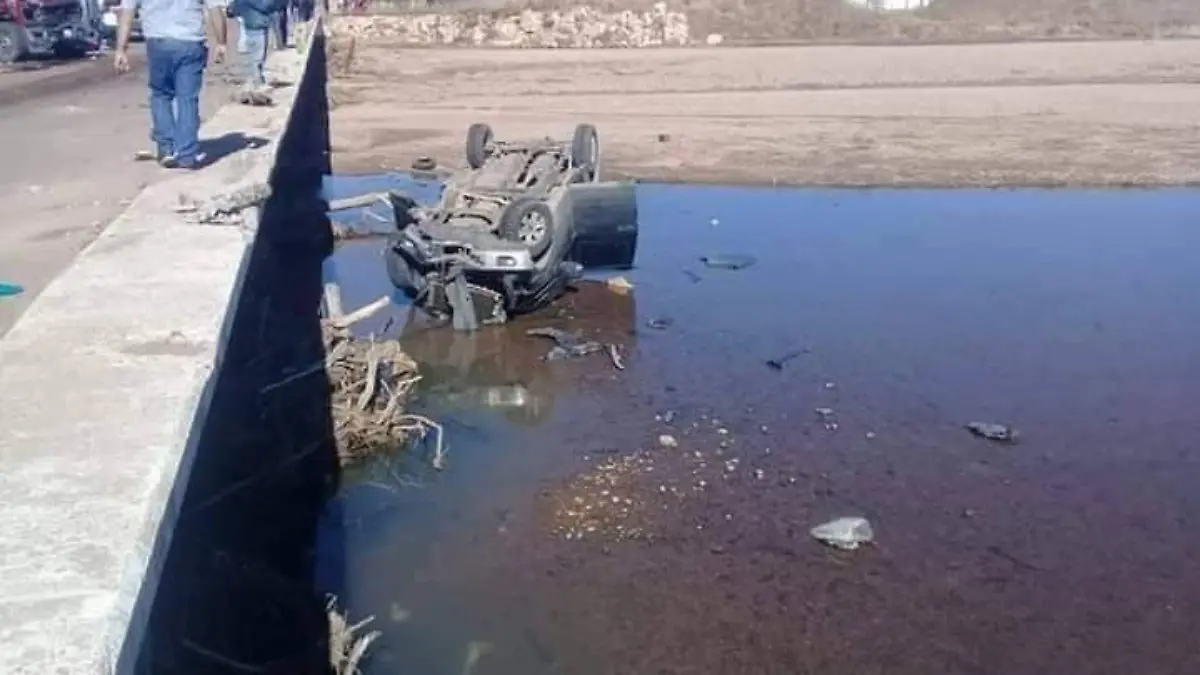 FOTO CORTESÍA FZO La camioneta volcada sobre el caudal del río, presentó reporte de robo en El Paso Tx, sus tripulantes huyeron