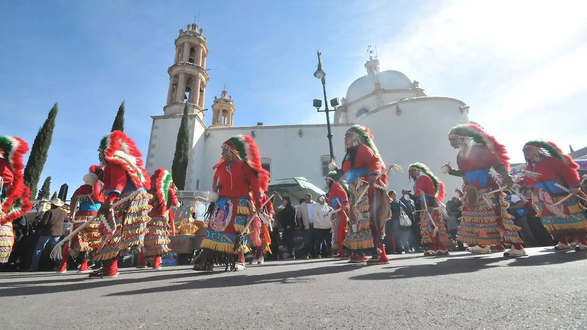 festejo a las afueras del santuario (3)
