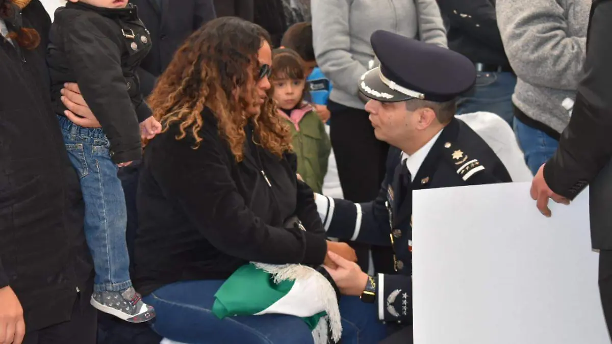 Comisionado con familiares de policias caidos